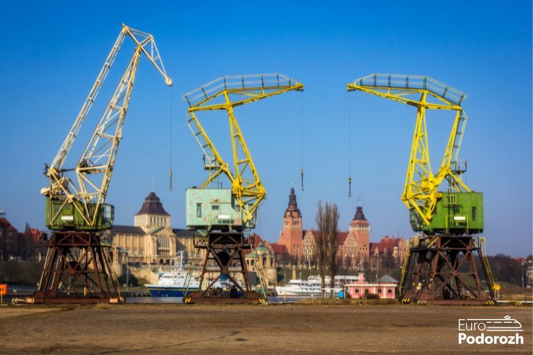 Гігантські портові крани Гігантські портові крани